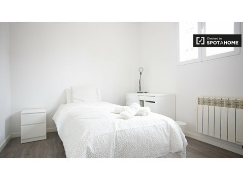 Ordentliches Zimmer in 4-Zimmer-Wohnung Puente de Vallecas,… - Zu Vermieten