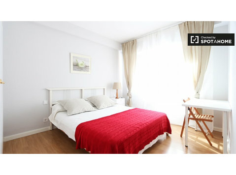 Tidy room in 5-bedroom apartment in Nueva España, Madrid - Cho thuê