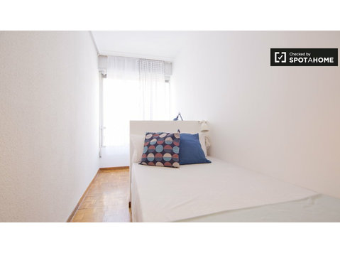 Ordentliches Zimmer in 6-Zimmer-Wohnung in Nueva España,… - Zu Vermieten