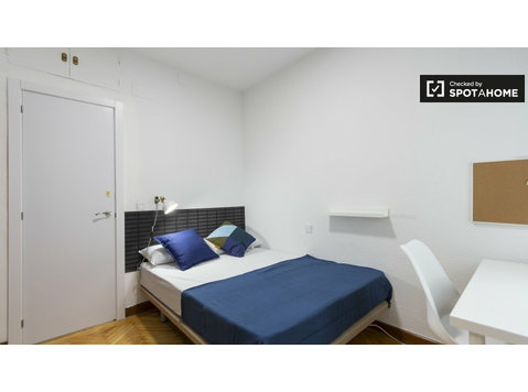 Arrumo quarto em apartamento de 6 quartos em Retiro, Madrid - Aluguel