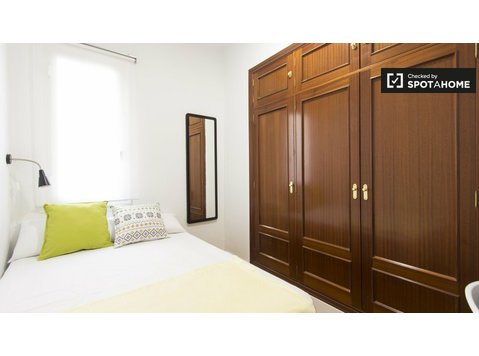 Habitación ordenada en un apartamento de 7 dormitorios,… - Alquiler