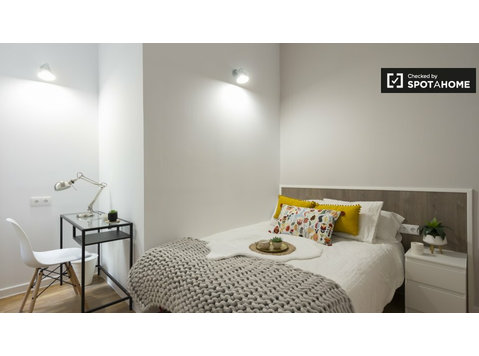 Ordentliches Zimmer in einer 9-Zimmer-Wohnung in Retiro,… - Zu Vermieten