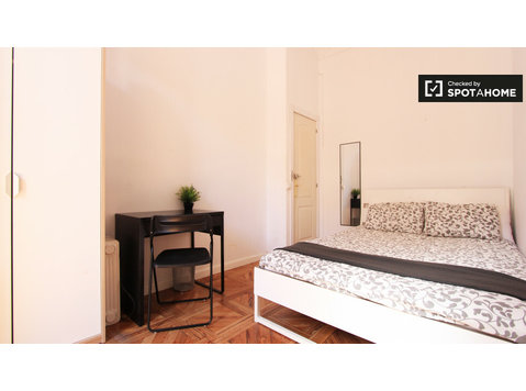 Tidy room in 9-bedroom apartment in Sol, Madrid - For Rent