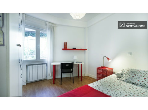 Tidy room in shared apartment in Embajadores, Madrid - השכרה