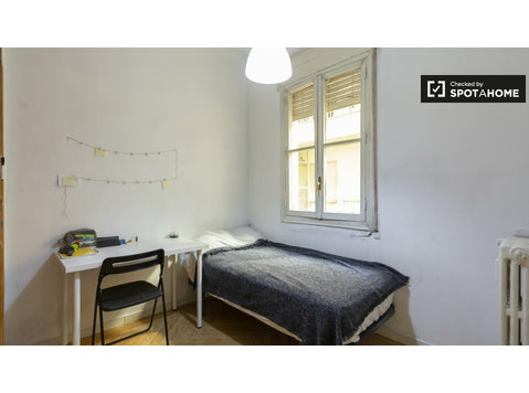 Toasty Zimmer zur Miete in 9-Zimmer-Wohnung in Moncloa - Zu Vermieten