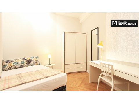 Warm room in 13-bedroom apartment in Justicia, Madrid - Kiadó