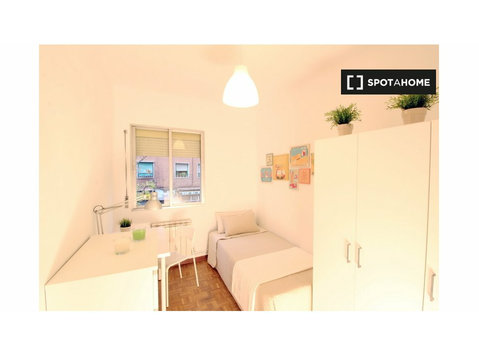 Warm room in 3-bedroom apartment in Carabanchel, Madrid - For Rent