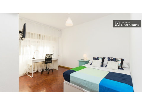 Warm room in apartment in Ciudad Universitaria, Madrid - For Rent