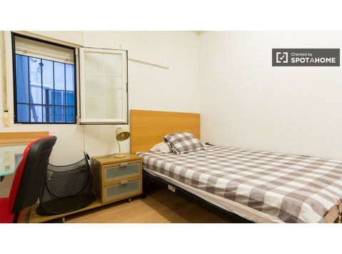 Welcoming room in 11-bedroom apartment in Malasaña, Madrid - De inchiriat