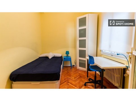 Welcoming room in 5-bedroom apartment in Salamanca, Madrid - השכרה
