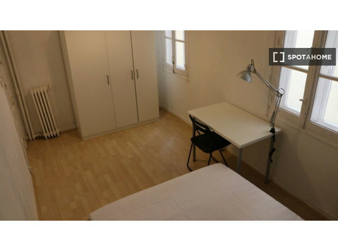 Camera accogliente in appartamento con 8 camere da letto a… - In Affitto
