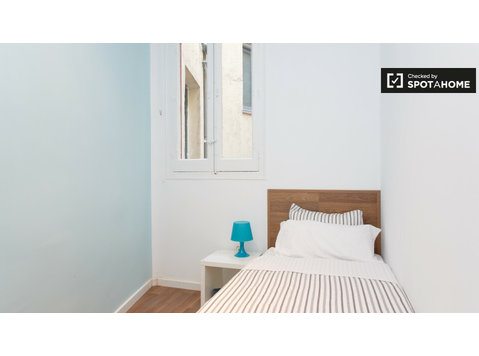 Welcoming room in 9-bedroom apartment in Lavapiés, Madrid - K pronájmu
