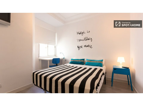 Welcoming room in shared apartment in Cuatro Caminos, Madrid - Под наем