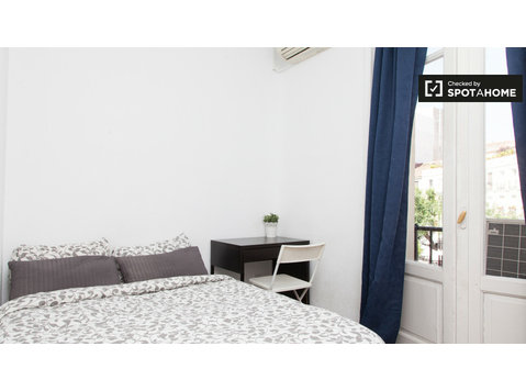 Wonderful room in shared apartment in Chamberí, Madrid - Til leje