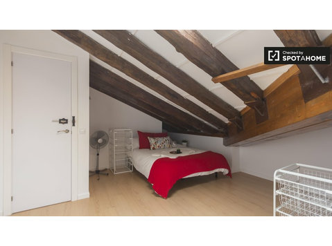 Zen-Zimmer in einer 15-Zimmer-Wohnung in Sol, Madrid - Zu Vermieten