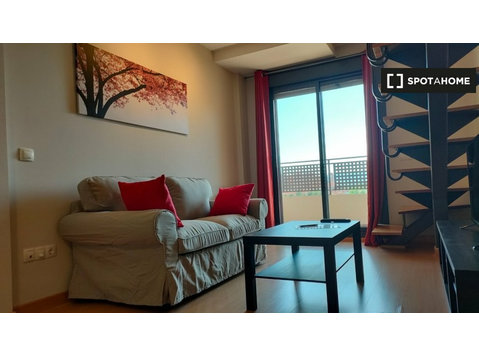 Dwupoziomowy apartament z 1 sypialnią do wynajęcia w Alcalá… - Mieszkanie