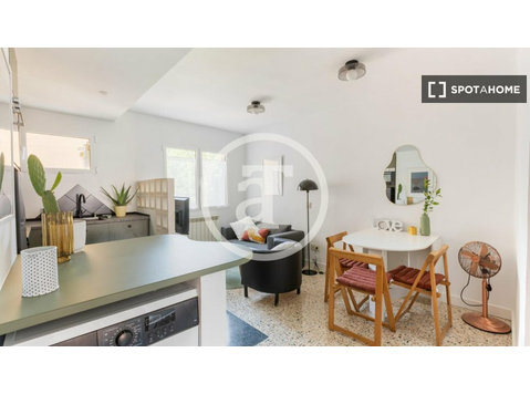 2-bedroom apartment for rent in Pueblo Nuevo, Madrid - Apartments