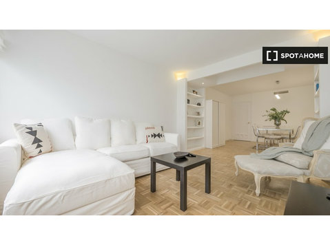 Apartamento de 3 dormitorios en alquiler en Almagro, Madrid. - Pisos