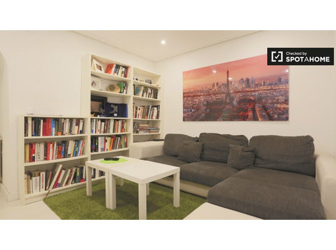 3-bedroom apartment for rent in Pacífico, Madrid - Apartments