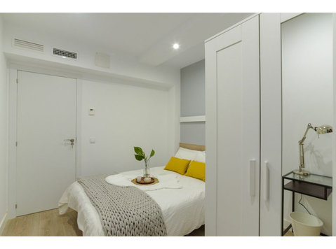 Acogedora habitación en alquiler en Paseo Delicias - 	
Lägenheter