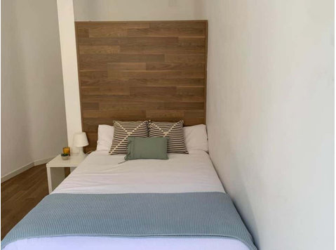 Acogedora habitación en la calle Valencia, Lavapiés - Apartments