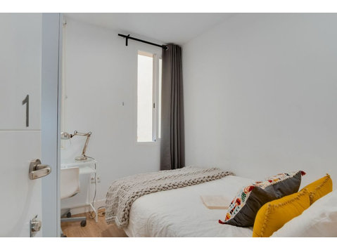 Acogedora habitación en la calle de Fernán Gonzalez - 	
Lägenheter