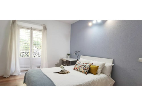 Amplia habitación doble en Madrid - Apartments