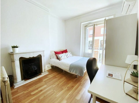 Amplia habitacion doble en Madrid - 	
Lägenheter
