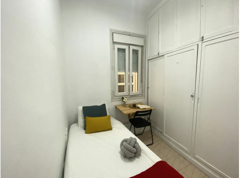 Bonita habitación amueblada en calle Arrieta - Apartments