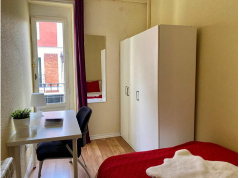 Cálida habitacion inividual en Calle Conde de Aranda - Apartments
