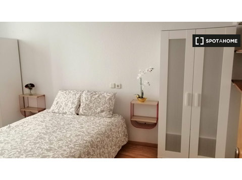 Piso exterior de 4 dormitorios en alquiler en Madrid Centro - Pisos