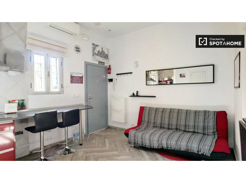 Arredato appartamento con 2 camere da letto in affitto a… - Appartamenti