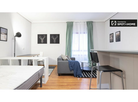 Grand appartement d'une chambre à louer à Malasaña, Madrid - Appartements