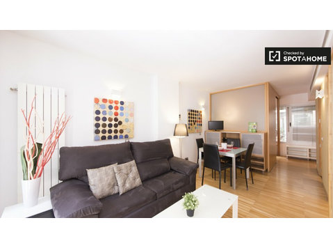 Grande appartamento con 2 camere da letto in affitto a… - Appartamenti