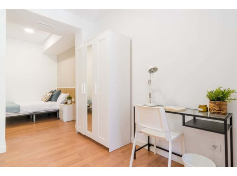Habitación espaciosa en Alejandro González, Madrid - Apartments