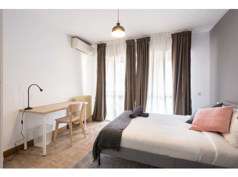 Habitación individual en Via Calle Comercio , A,  Madrid, SP - Apartments