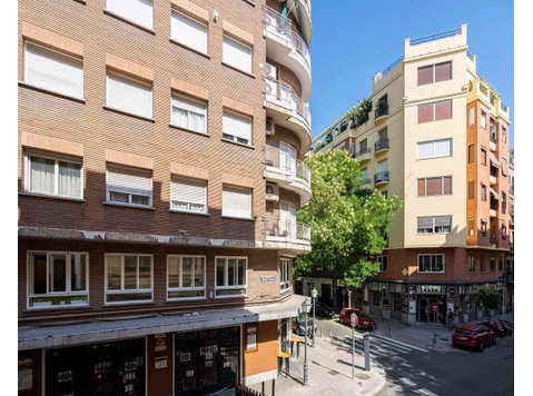 Habitación individual en la Calle de Alburquerque - Apartments