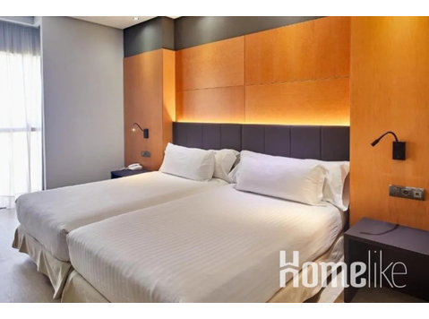 Hotel room in Madrid with gym - Apartamentos