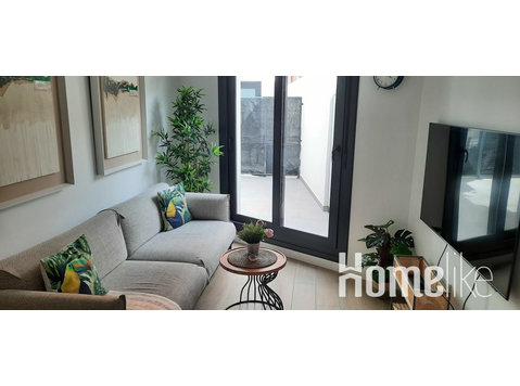Modern apartment with large terrace in the foothills of the… - 公寓