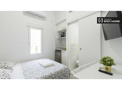 Neat studio apartment for rent in Retiro, Madrid - Apartmány