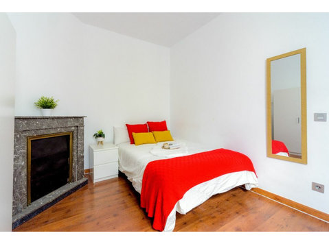 Perfecta y espaciosa habitación en Bailén - Apartamente