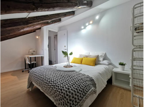 Preciosa habitación en un ático en Madrid, Preciados - Lejligheder