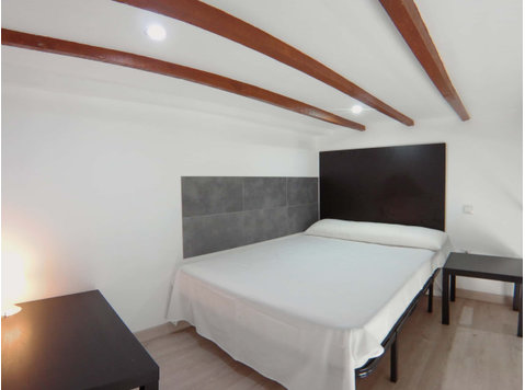 Room Calle Almendrales - Apartemen