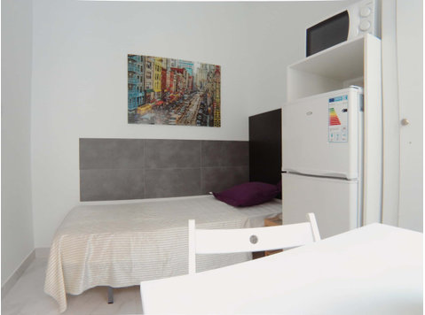 Room Calle Almendrales - Mieszkanie
