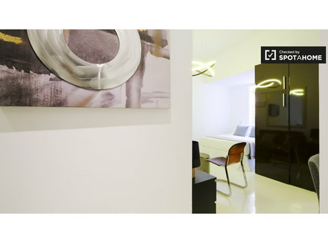 Sleek studio apartment for rent in La Latina, Madrid - Станови