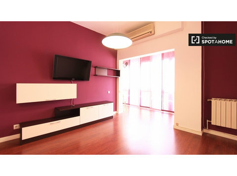 Apartamento espaçoso com 1 quarto para alugar em Lavapiés,… - Apartamentos