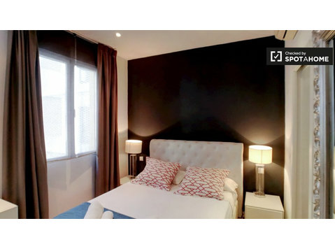 Madrid'in merkezinde kiralık 1 odalı geniş daire - Apartman Daireleri