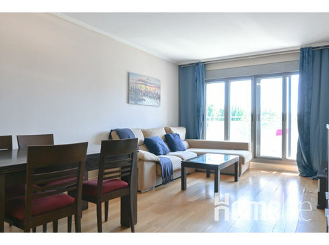 Spacious and bright three-bedroom apartment a few steps… - דירות