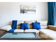 Spacious and bright three-bedroom apartment a few steps… - Apartemen