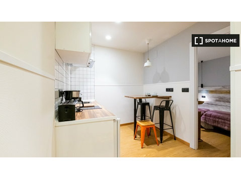 Studio apartment for rent in Cuatro Caminos, Madrid - Byty